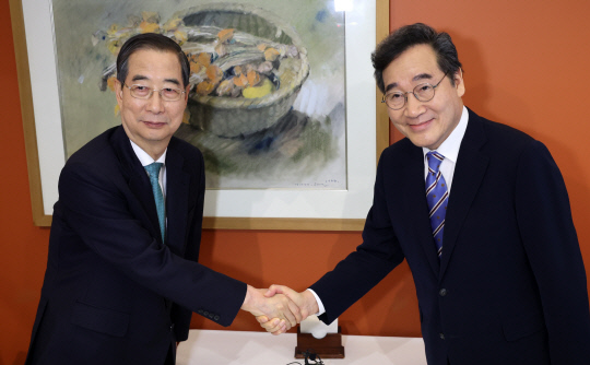 한덕수(왼쪽) 무소속 대선 예비후보와 이낙연 전 국무총리가 6일 서울 중구 컨퍼런스하우스 달개비에서 오찬 회동을 하기 전 악수하고 있다. [공동취재]